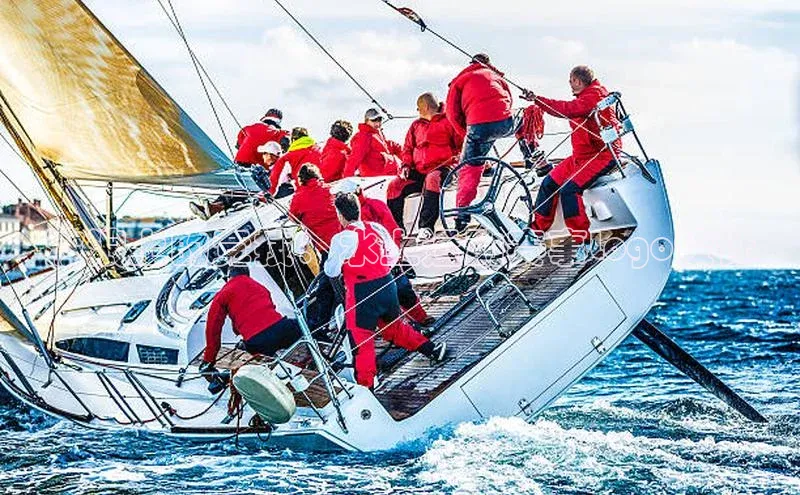 波浪上的竞技：水上运动赛事Logo设计